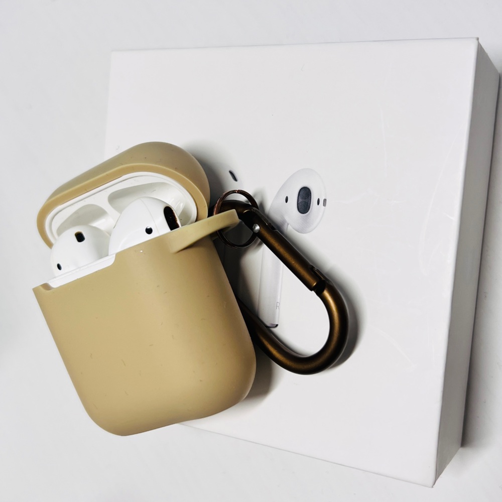 Apple AirPods earbud with standard Charging Case (2nd Generation)
